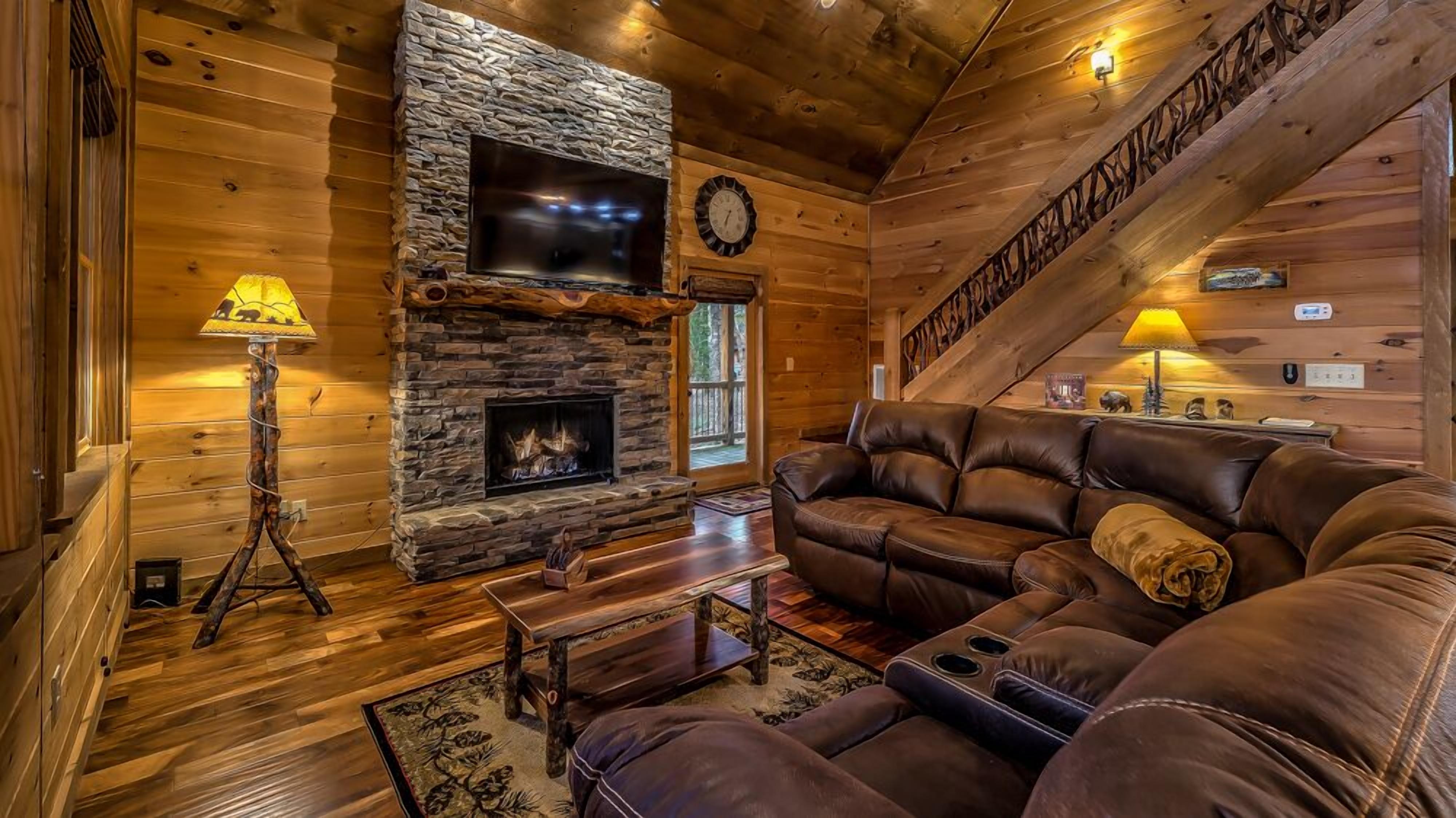 Pine Cone Mountain- Pet Friendly | Master on Main | Large, relaxing Hot Tub