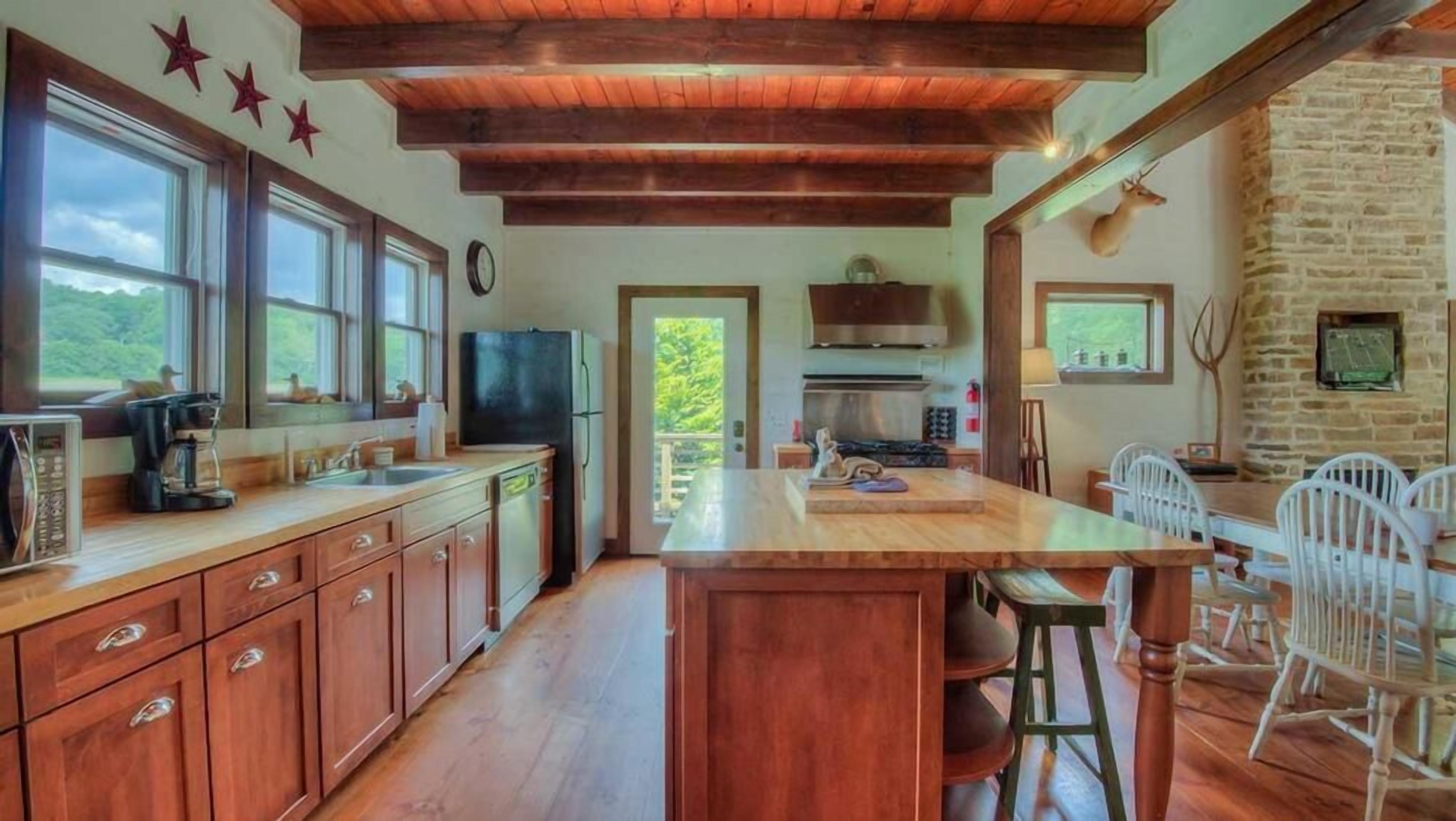 Noontootla Cottage- A trout fisherman's paradise | Pet Friendly | Farmhouse cottage