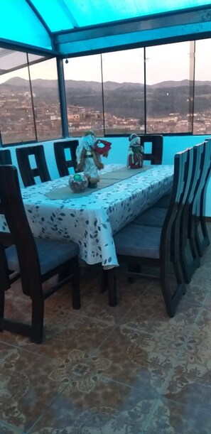 Desayuno con opciones de la cocina local incluido todos los días 