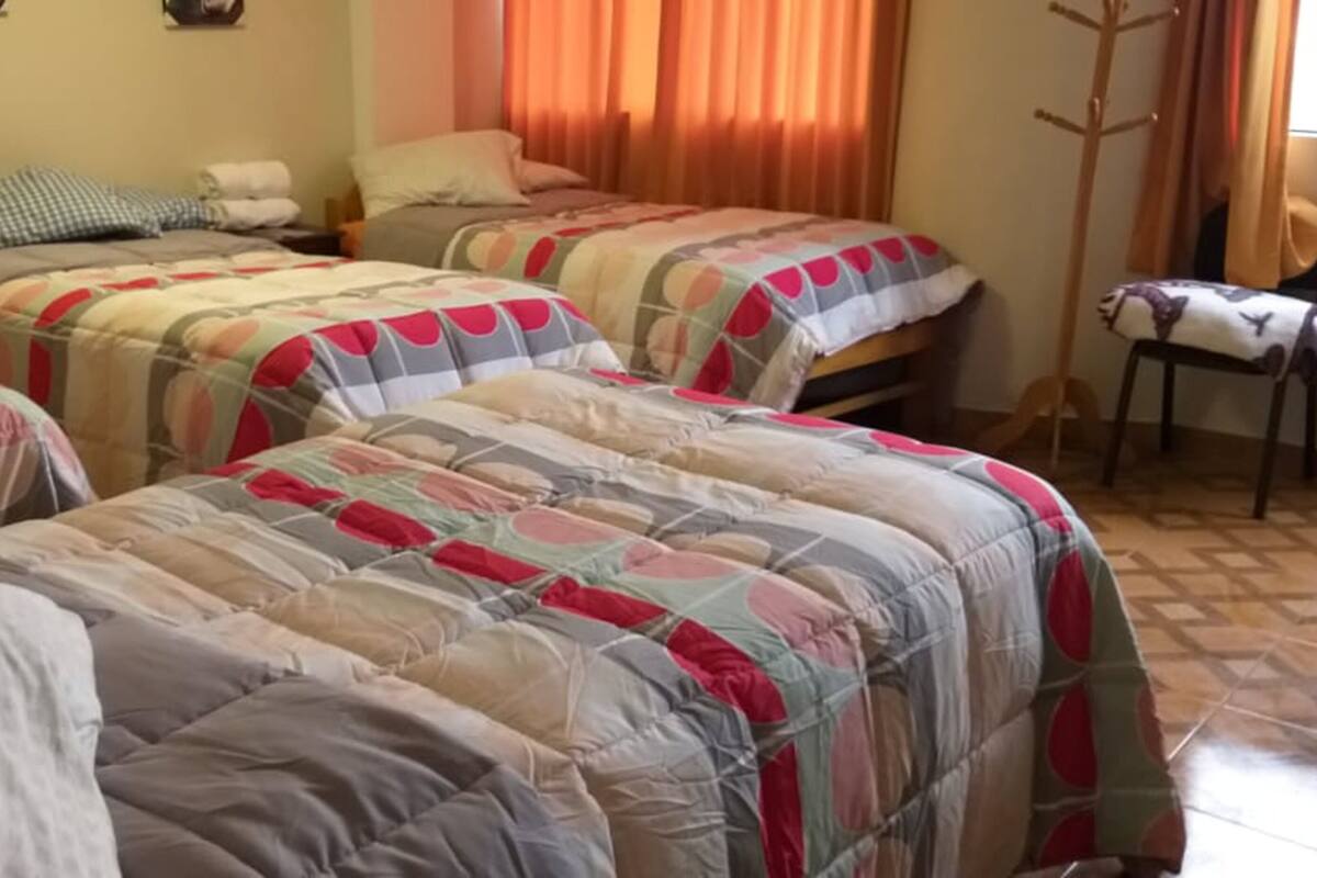 Habitación cuádruple, baño compartido | Wifi gratis y ropa de cama