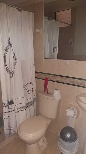 Shower, free toiletries, hair dryer, towels - Samurais Home B&B (Cusco)