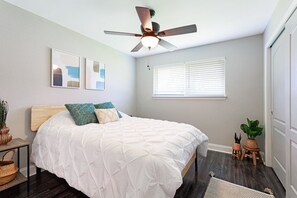 3 habitaciones, escritorio y tabla de planchar con plancha 