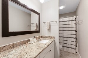 Combined shower/bathtub, hair dryer, towels, toilet paper - New Remodel Modern Decor 2 Minutes to Restaurants Mall of LA Target I-10 TopGolf (Baton Rouge)