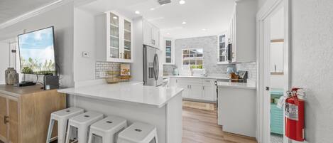 Refrigerador, microondas, horno, placa de cocina