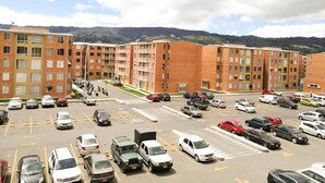 Un aparcamiento de varios pisos con varios coches estacionados en sus plazas designadas.