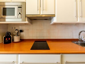 Fridge, microwave, dishwasher, coffee/tea maker - Holi-Rent Martín Villa Luminous and lively studio in the historical center (Sevilla)