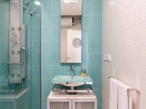 Douche, séchoir à cheveux, serviettes fournies