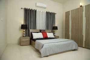 家庭獨棟房屋 | 3 間臥室、熨斗/熨衣板、免費無線上網、床單