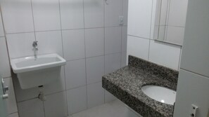 シャワー、石鹸、トイレットペーパー