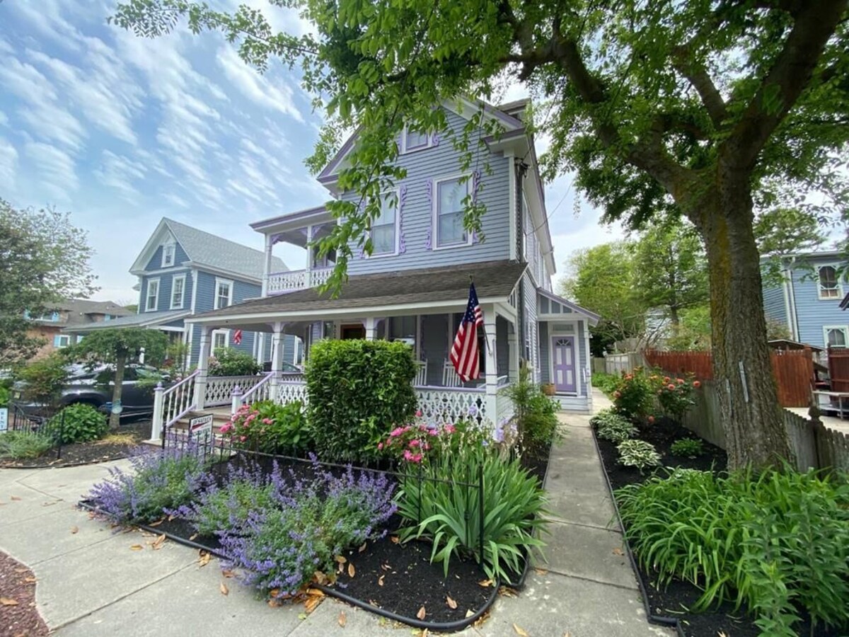 Six Bedroom Victorian! Sleeps 14. Located across from Wilbraham Park!!!