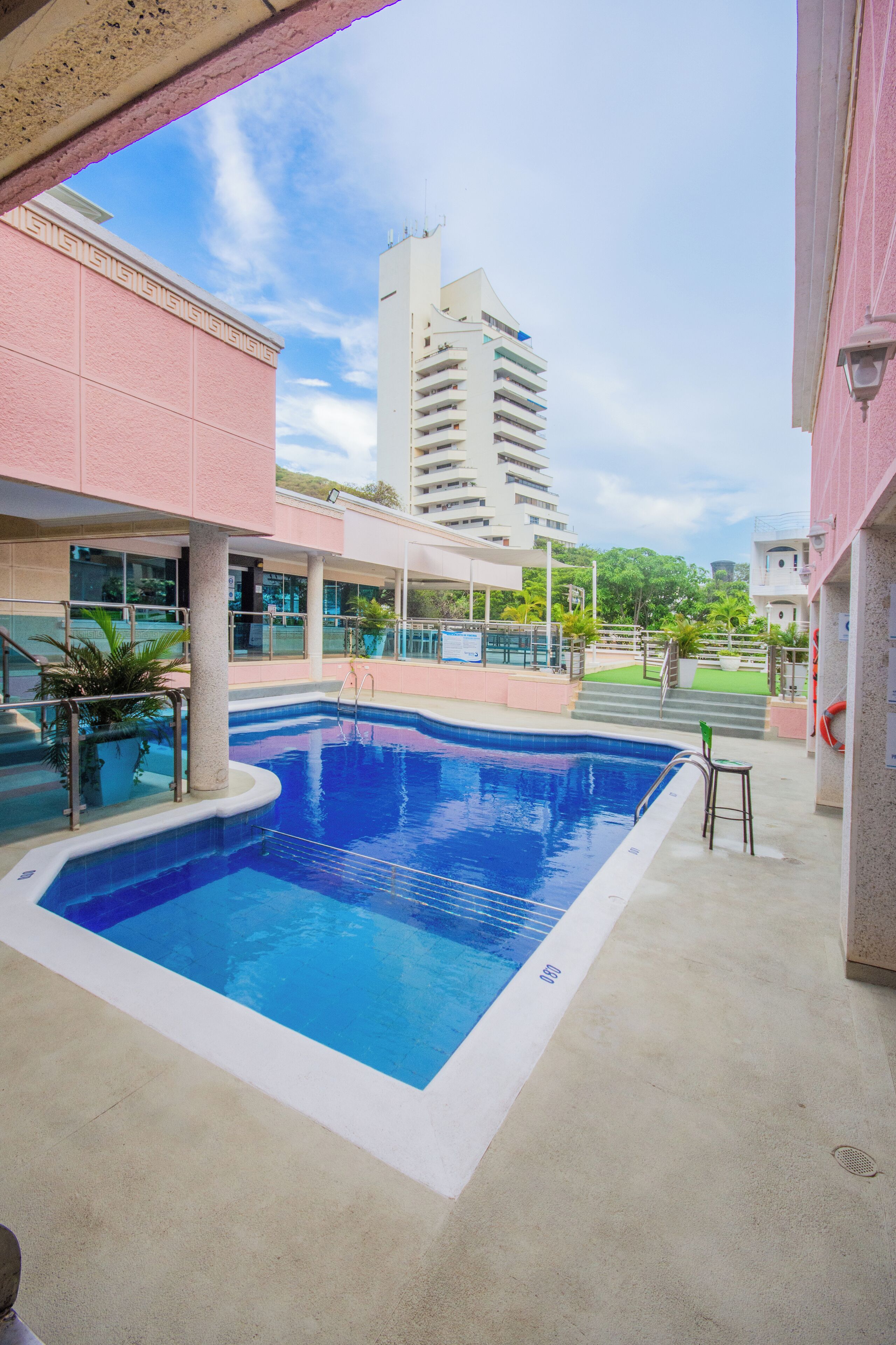 Piscina externa, funciona das 9h às 19h, guarda-sóis