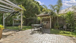 Outdoor dining - Peaceful Retreat - Surf Side (INVERLOCH)
