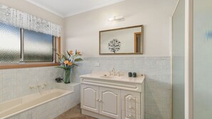 Bathtub - Peaceful Retreat - Surf Side (INVERLOCH)
