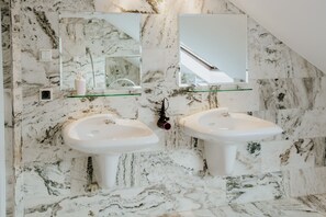 Quadruple Room (no lift) | Bilik Mandi | Pengering rambut, tuala disediakan 