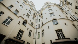 Un edificio de varios pisos con fachada curva, múltiples ventanas y balcones.