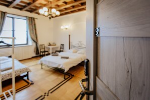 트리플룸, 공용 욕실 (1, no lift) | 책상, 노트북 작업 공간, 암막 커튼, 다리미/다리미판