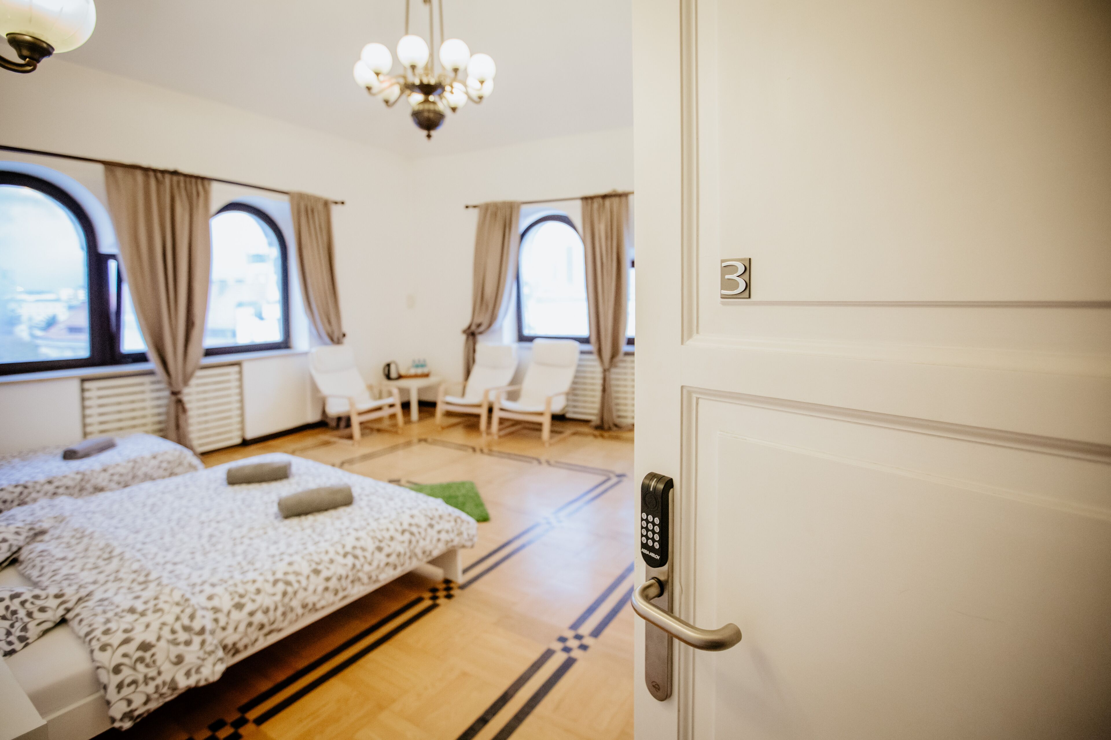 Habitación de hotel con dos camas, un escritorio y una silla.