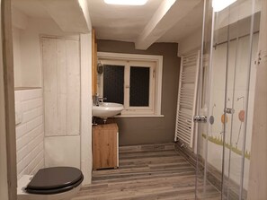 Haartrockner, Handtücher, Seife, Toilettenpapier