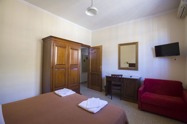 3 عدّة غرف نوم ومكواة/لوح كي وواي فاي وملاءات أسرّة