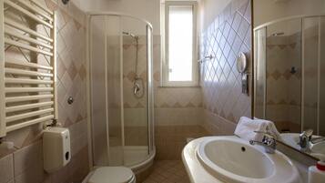 Douche, sĂšche-cheveux, bidet, serviettes fournies