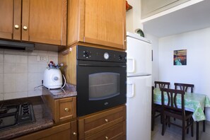 ثلاجة، فرن، موقد طهي مسطح، غسالة أطباق