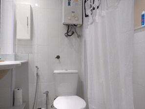 ヘアドライヤー、タオル、石鹸、トイレットペーパー