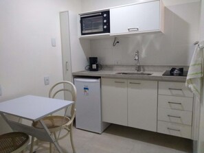 Horno, placa de cocina, cafetera/tetera, tetera/pava eléctrica