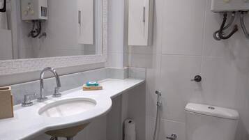 Asciugacapelli, asciugamani, sapone, carta igienica