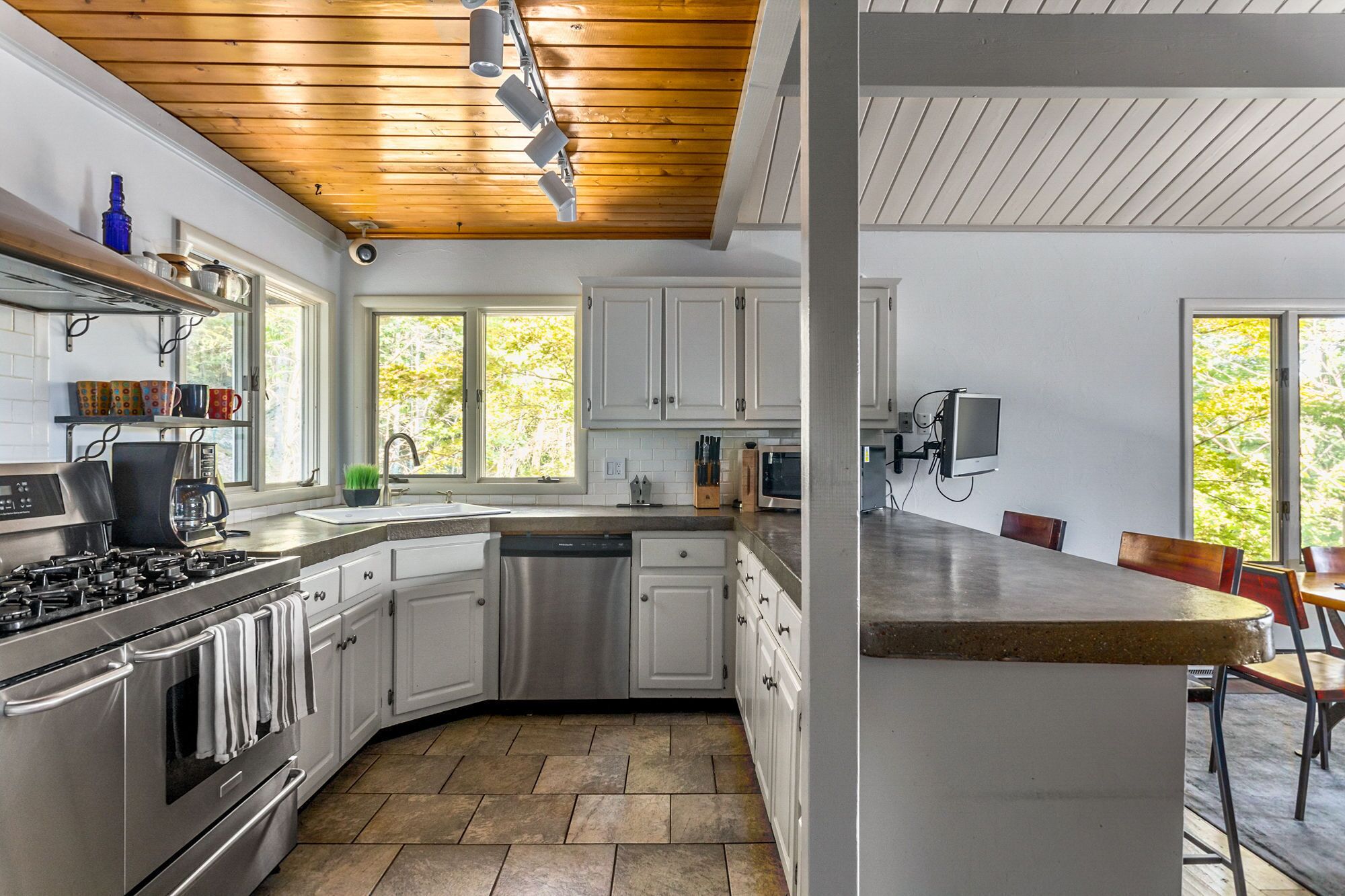 Gorgeous Villa w/ Mountain Views, pool, hot tub!