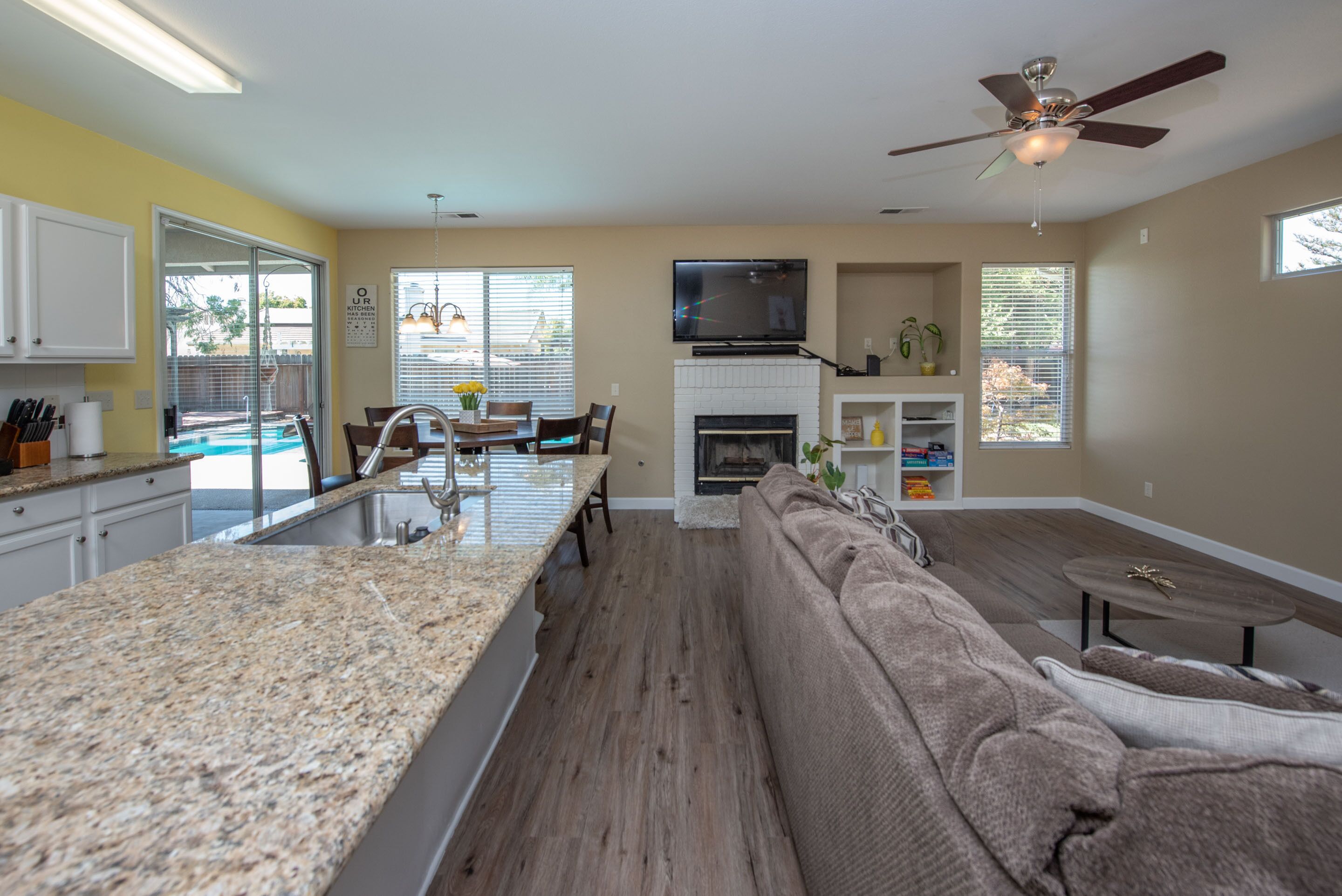 Télévision, cheminée