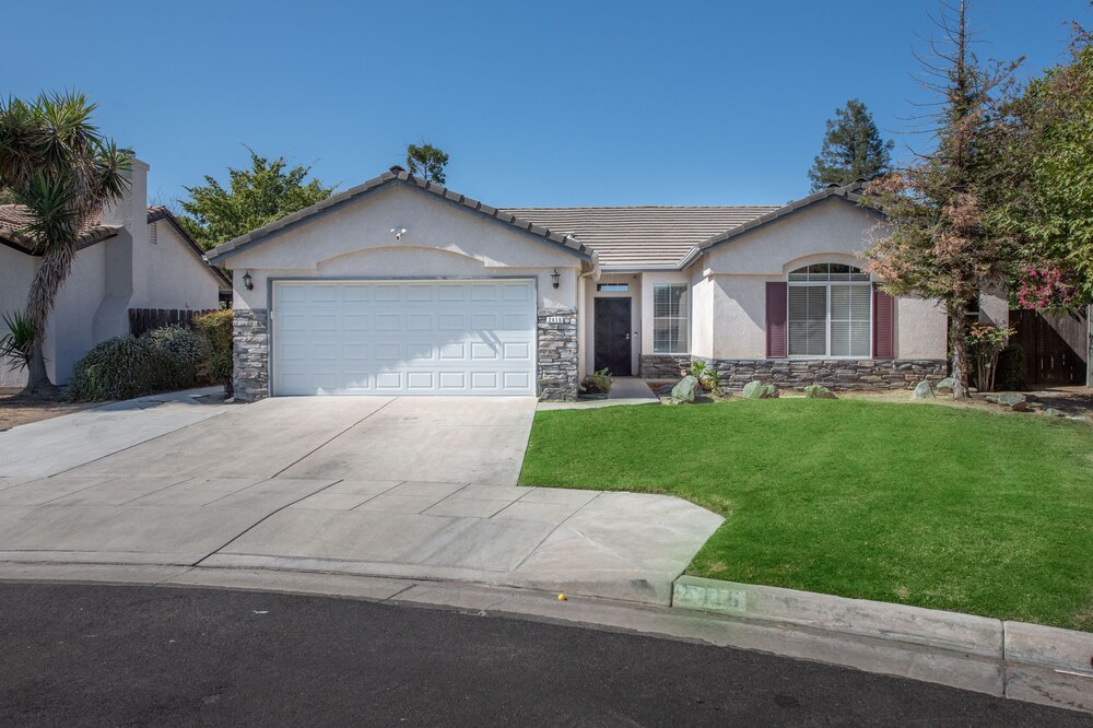 4bd/2ba Home with Pool & HotTub Near Airport and Hwys