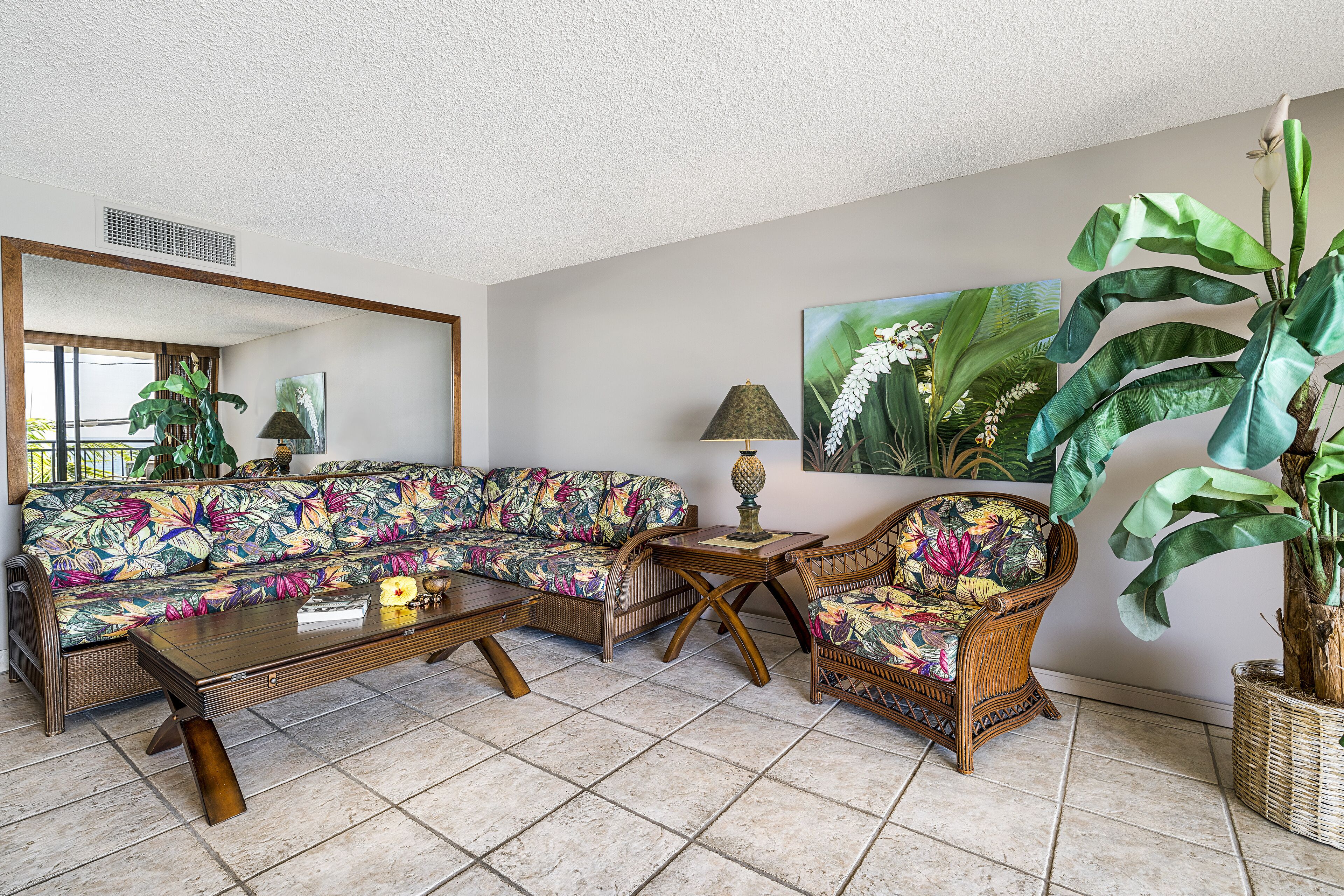 Tropical Oceanfront Condo w/AC & Shared Pool in Downtown Kona: Kona Alii 201