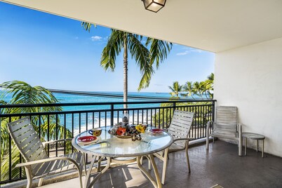 Kona Alii 201: Tropical Oceanfront Condo w/ AC & Pool in Downtown Kona