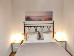 3 chambres, coffres-forts dans les chambres, fer et planche à repasser