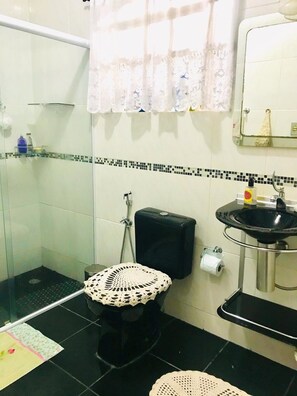 Shower, bidet - North Coast House, São Sebastião-SP  (São Sebastião)