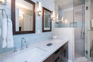 Apartment, Multiple Beds (CHARLIE'S PLACE B) | Bathroom