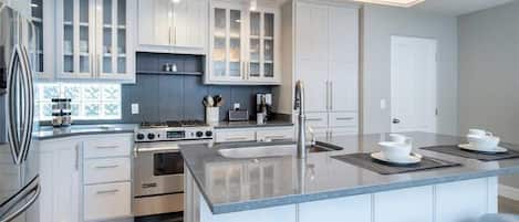 Departamento, varias camas (CHARLIE'S PLACE B) | Cocina privada | Refrigerador, microondas, parrilla de estufa y cafetera y tetera