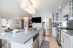 公寓, 多张床 (CHARLIE'S PLACE B) | 私人厨房 | 冰箱、微波炉、炉灶、茶具/咖啡用具