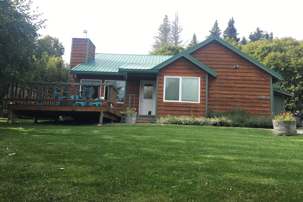 Cozy Private Home, Walking Distance from Downtown Shops and Restaurants.