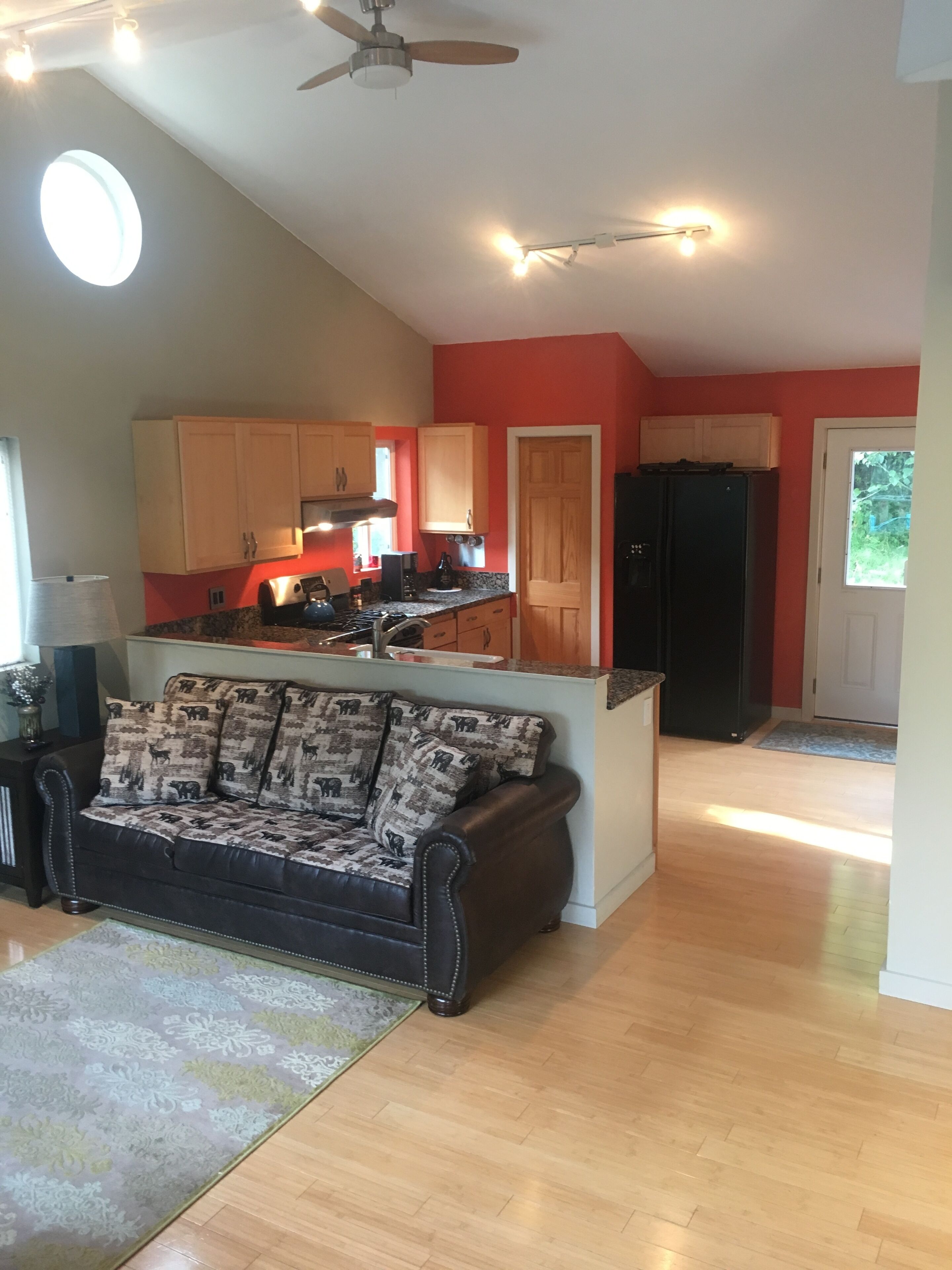 Cozy Private Home, Walking Distance from Downtown Shops and Restaurants.