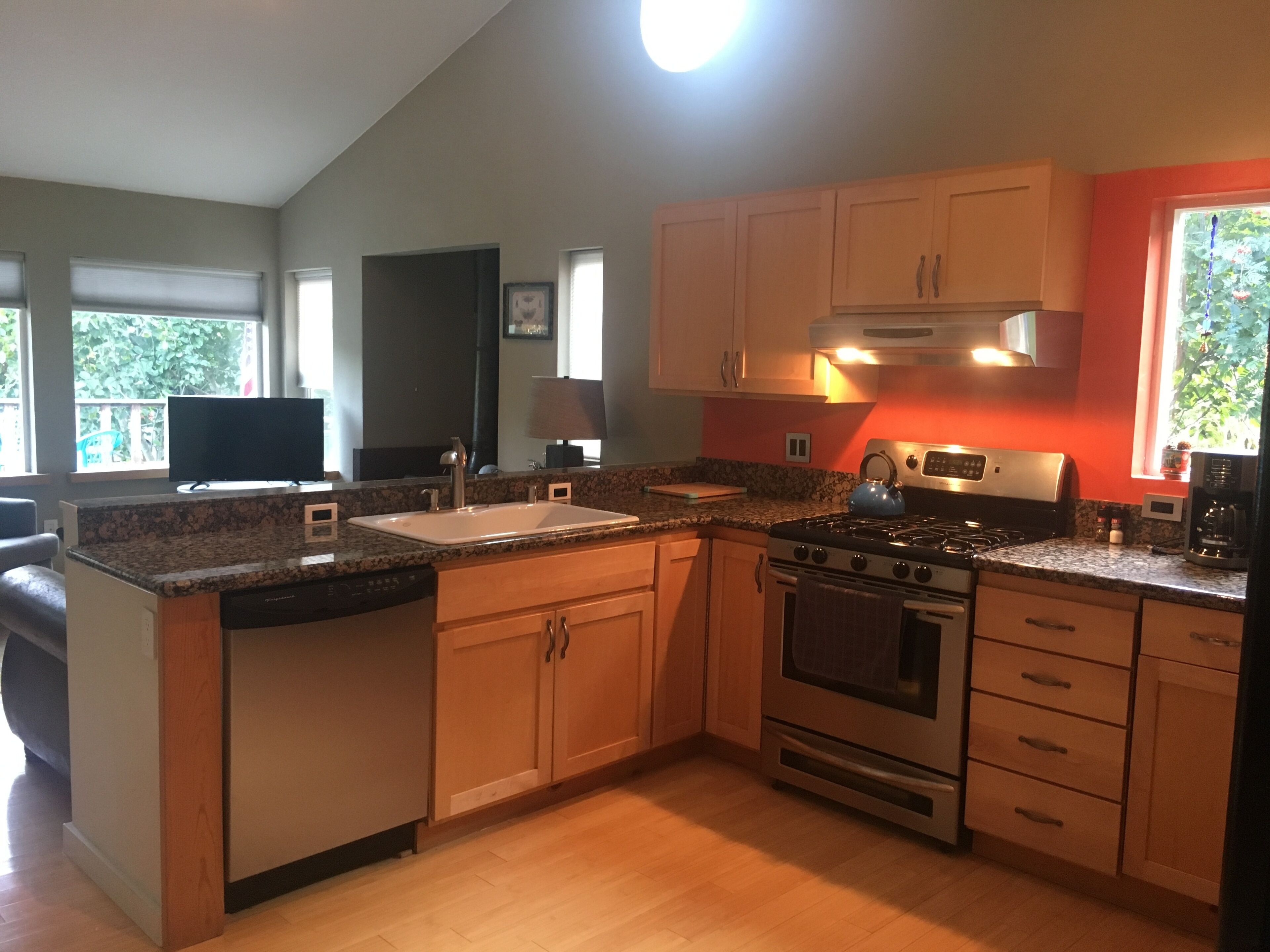 Cozy Private Home, Walking Distance from Downtown Shops and Restaurants.