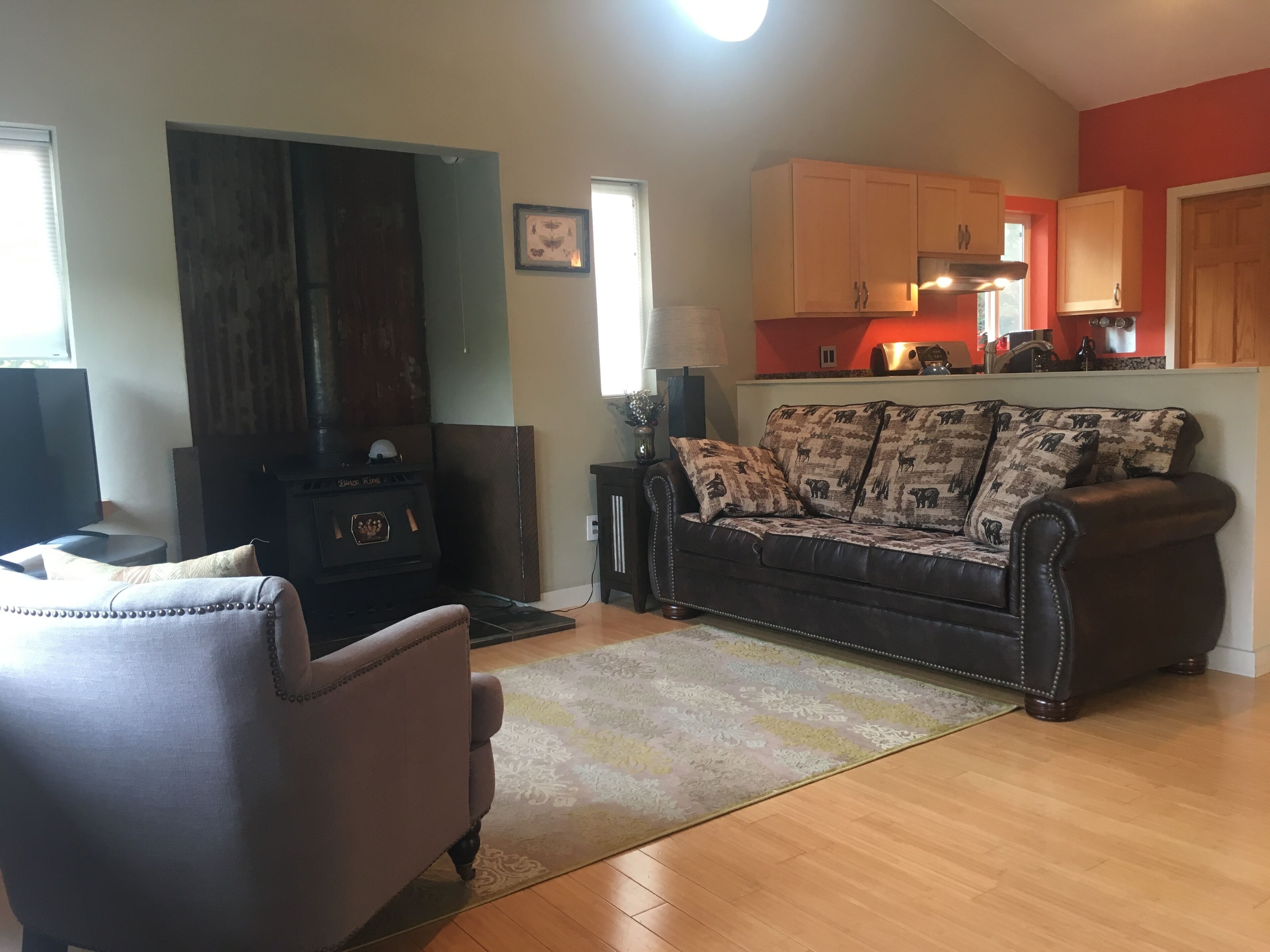 Cozy Private Home, Walking Distance from Downtown Shops and Restaurants.