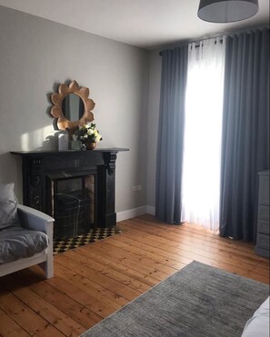 Habitación | Área de sala de estar | Televisión de pantalla plana, Netflix y servicios de streaming