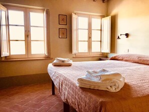 6 habitaciones, tabla de planchar con plancha y cuna de viaje 