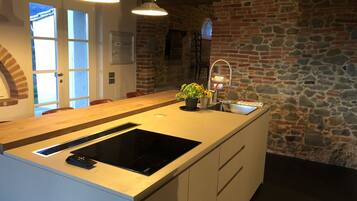 Frigorifero, forno, piano cottura, lavastoviglie