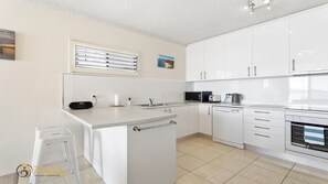 Fridge, microwave, oven, stovetop - Bella Vista Unit 4 - 19 Shoal Bay Road (SHOAL BAY)