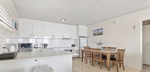 Fridge, microwave, oven, stovetop - Bella Vista Unit 4 - 19 Shoal Bay Road (SHOAL BAY)