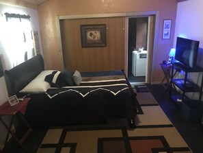 1 bedroom, iron/ironing board, WiFi, bed sheets - beautiful cedar hut in the woods (Willis)