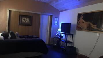 1 slaapkamer, een strijkplank/strijkijzer, wifi, beddengoed