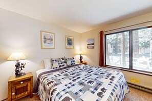 1 bedroom, Internet, bed sheets - Spacious condo w/ shared, seasonal pool, hot tub, & rec room - close to mountain (Mammoth Lakes)
